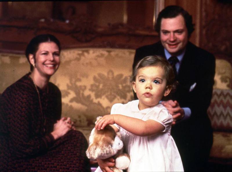 Bildet viser ett år gamle Victoria med foreldrene.
