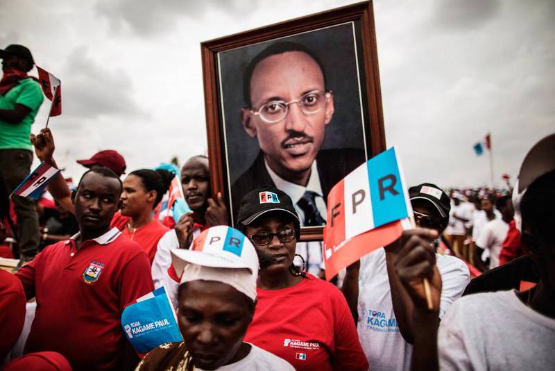Bildet viser folk som holder et bilde. Det er av Paul Kagame. De støtter Kagame og partiet hans Rwandas patriotiske front (RPF).