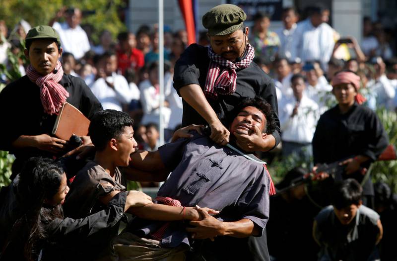 Bildet viser et skuespill der en mann blir drept av soldater fra Røde Khmers hær.