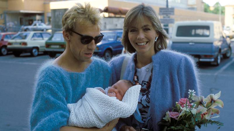 Bildet viser Jahn Teigen og Anita Skorgan sammen med sitt nyfødte barn i 1984.