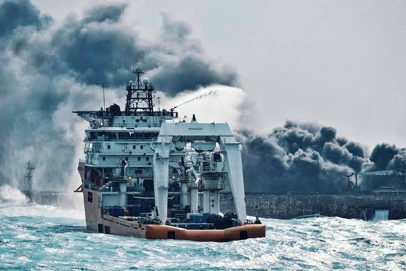 Bildet viser en brannbåt som forsøker å slukke brannen om bord på tankskipet. 32 mennesker er døde i brannen på båten.