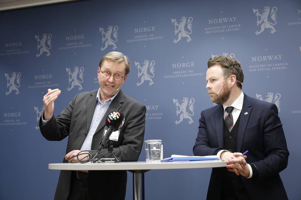 Bildet viser Finn Arnesen og Torbjørn Røe Isaksen. Arnesen leder gruppen som undersøker hva som gikk galt i Nav-skandalen. Røe Isaksen er arbeids- og sosialminister.