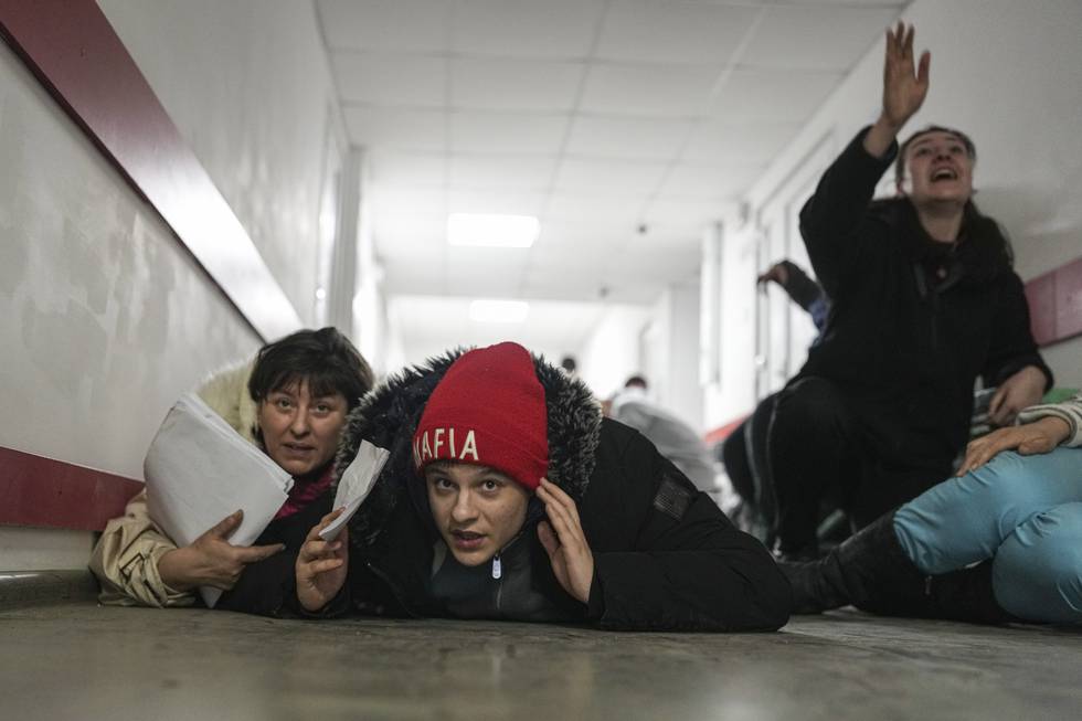 Folk på et sykehus i Mariupol måtte fredag kaste seg ned på gulvet under et russisk angrep. Foto: AP / NTB 