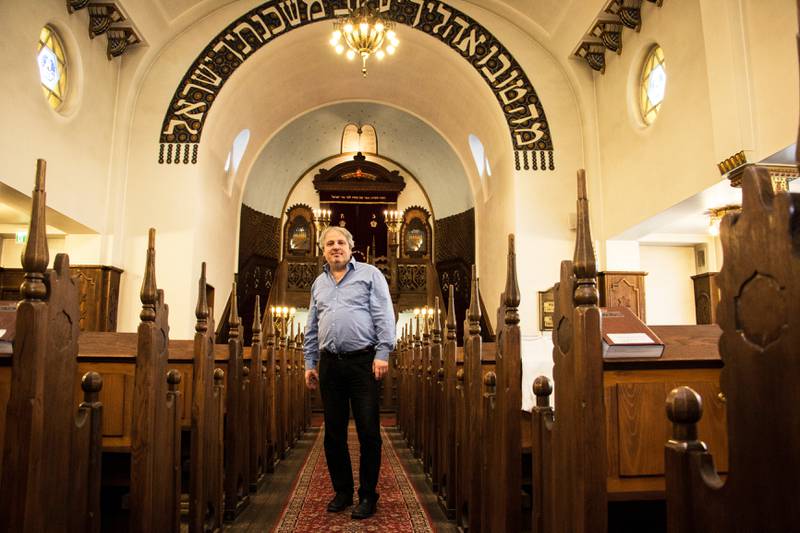 Bildet viser Michael Gritzman i synagogen i Oslo.