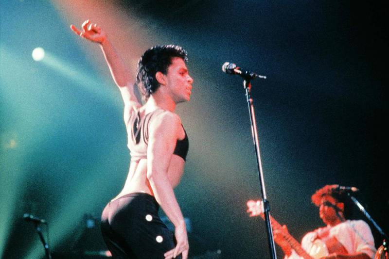 UNDERHOLDER: I august 1986 underholder Prince på scenen under en konsert i Paris.