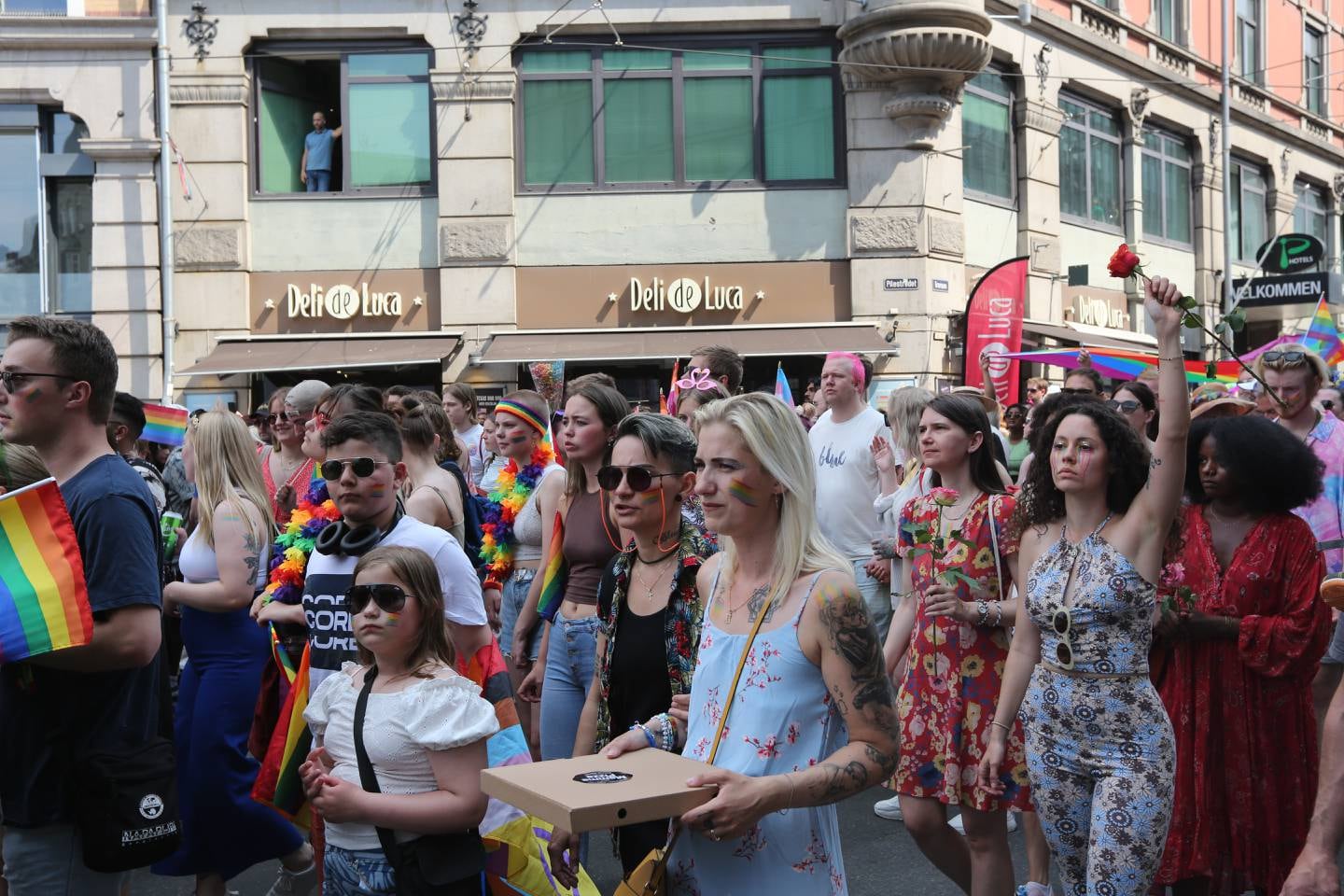 Bildet viser folk i den spontane Pride-paradenn i Oslo.