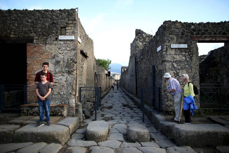Bildet viser turister i ruinene av byen Pompeii
