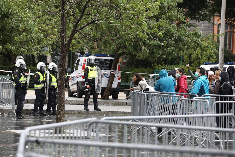 Bildet viser demonstranter og politi i Bergen. Politiet etterforsker nå 18 personer. Det er etter bråk under demonstrasjoner mot gruppa Sian i Bergen. 