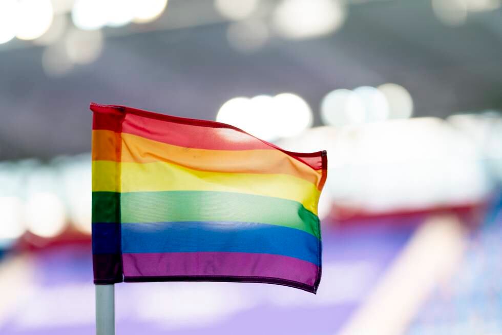Bildet viser et pride-flagg på en fotball-arena.