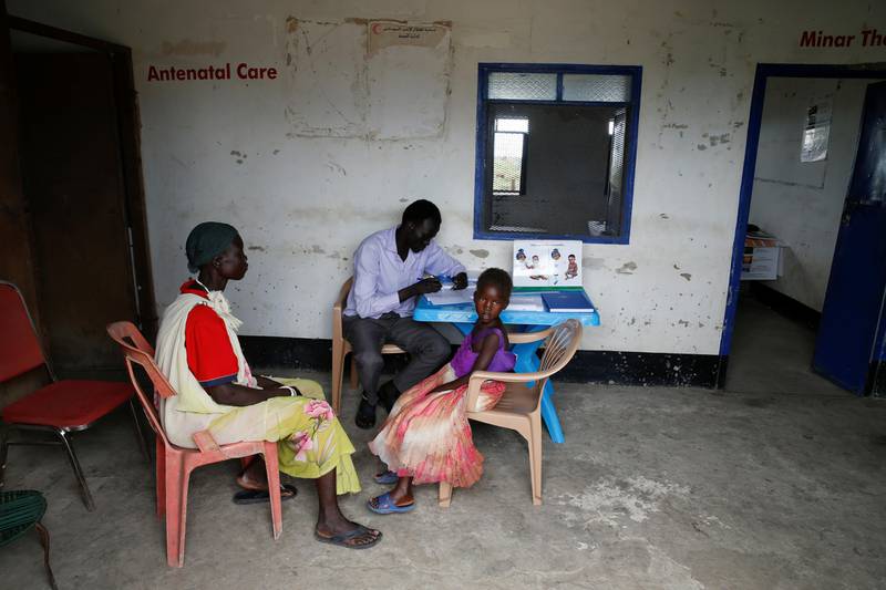 Bildet viser at folk får hjelp på en helseklinikk utenfor Malakal i Sør-Sudan.