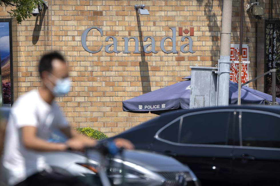 Canadas ambassadør til Kina Dominic Barton fordømmer på det sterkeste at dødsdommen mot Robert Schellenberg er opprettholdt. Her ses den canadiske ambassaden i Beijing. Foto: Mark Schiefelbein / AP / NTB
