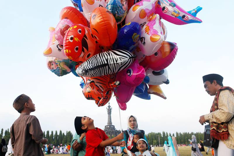 Bildet viser barn som leker med ballonger.