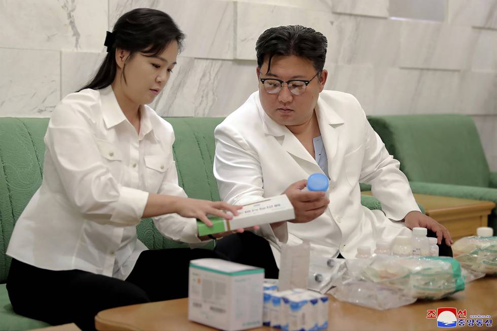 Bildet er av Kim Jong-un og kona Ri Sol-ju som gjør klar medisiner for å bli sendt til byen Haeju. Bildet er delt av myndighetene i Nord-Korea, og via det statlige nyhetsbyåret KCNA. Det er ukjent hvor bildet er fra, når det er fra og det er ikke bekreftet at noe uavhengig medie. Foto: Nord-Koreas statlige nyhetsbyrå KCNA / Korea News Service / AP / NTB