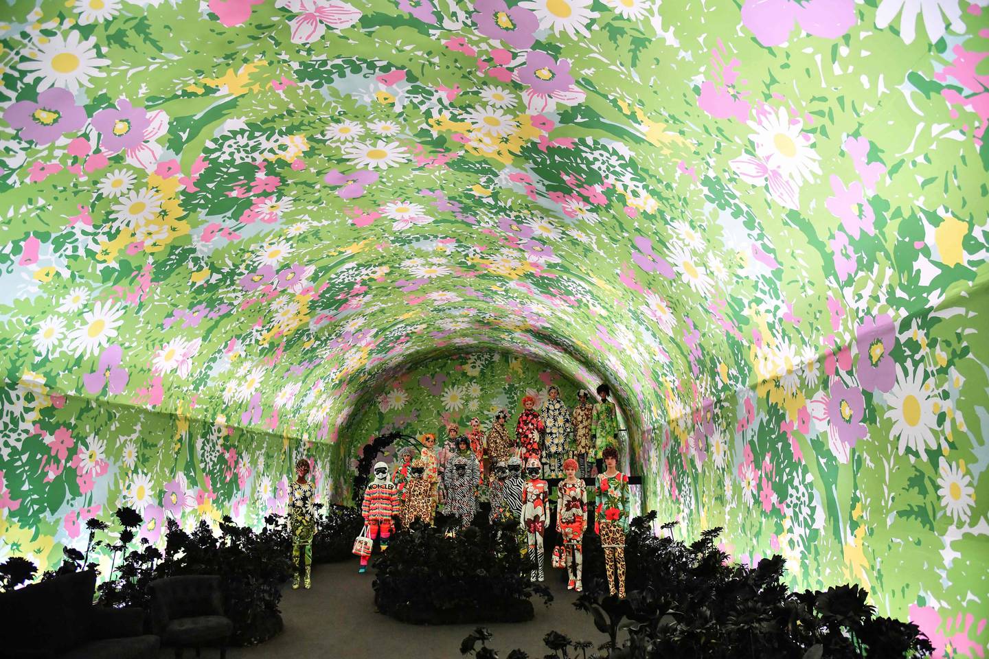 Bildet viser modeller i en tunnelhall dekket at blomstertapet.