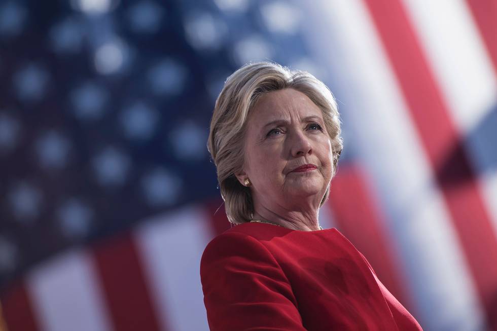Bildet viser Hillary Clinton som står på en scene før valget. 