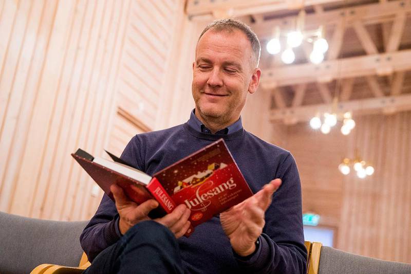 Bildet viser Alf Knutsen. Han ønsker at flere skal kunne synge med. Han har gitt ut bøker med lyd av salmer og julesanger.