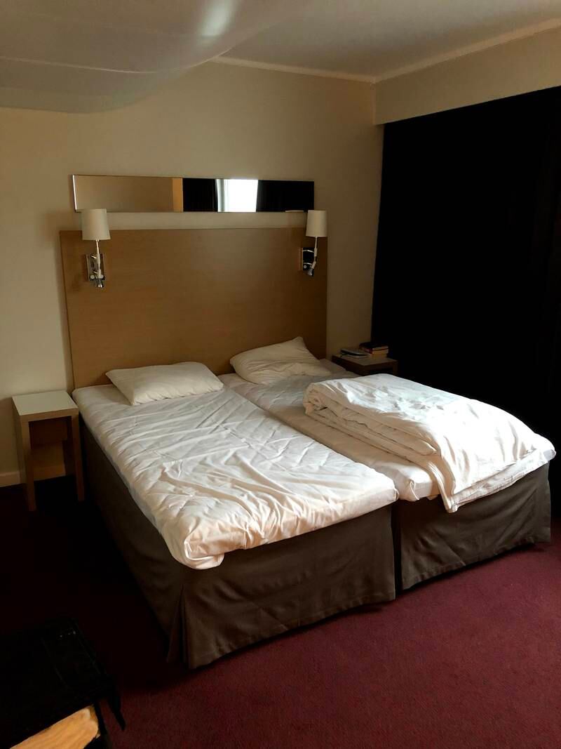 SENGER: Slik så sengene ut på hotellrommet Johannessen bodde på.
