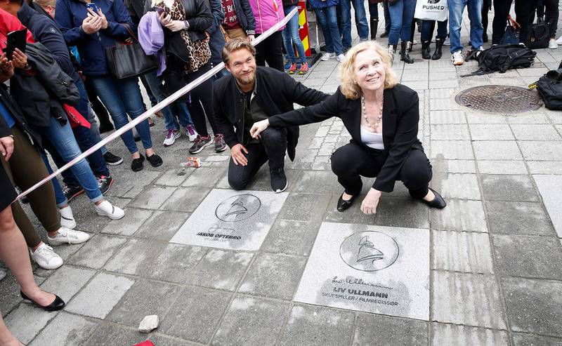 Haugesund  20160826.
Liv Ullmann og Jakob Oftebro avdekker sine autografer i Walk of Fame i Haraldsgate i Haugesund sentrum fredag ettermiddag.
Foto: Terje Bendiksby / NTB scanpix