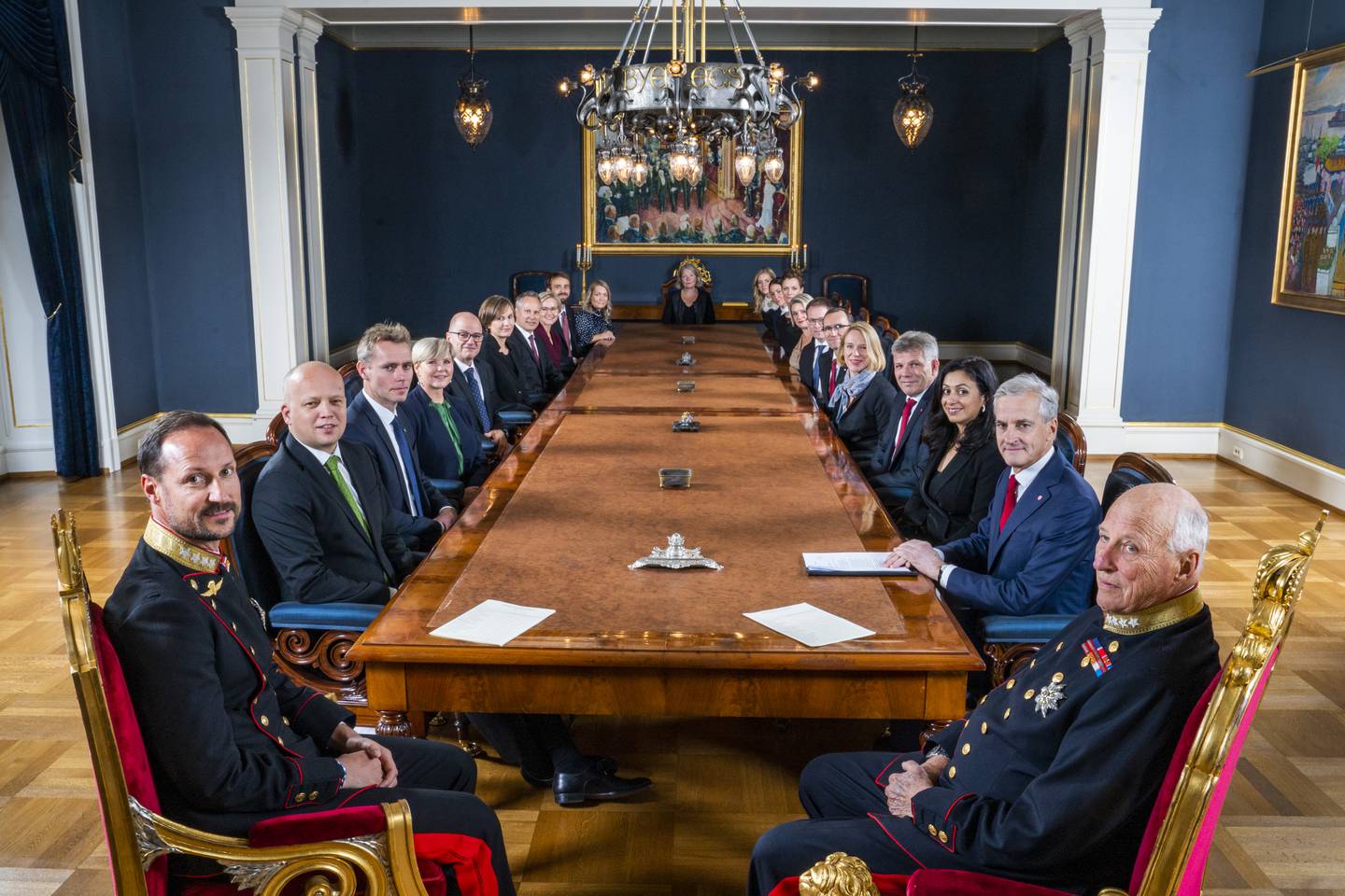 Regjeringen Støre møtte kongen og kronprinsen i sitt første statsråd på Slottet torsdag. Foto: Håkon Mosvold Larsen / NTB