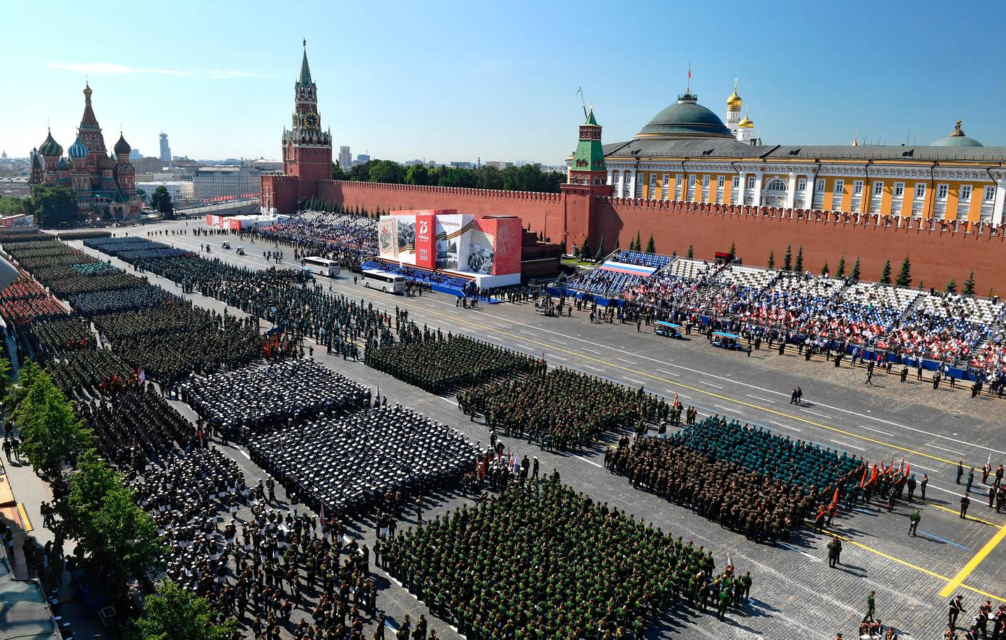 Bildet viser de mange tusen soldatene som deltok i markeringen av at det er 75 år siden krigen var over for Russland.