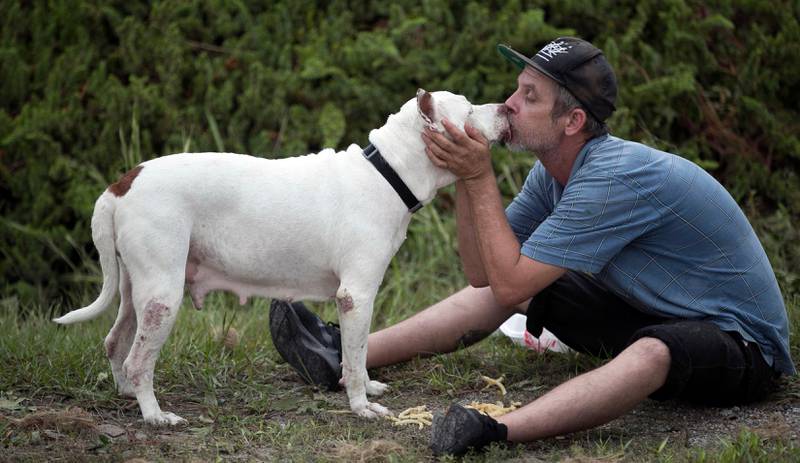 Bildet viser Jody Jones som kysser hunden sin.