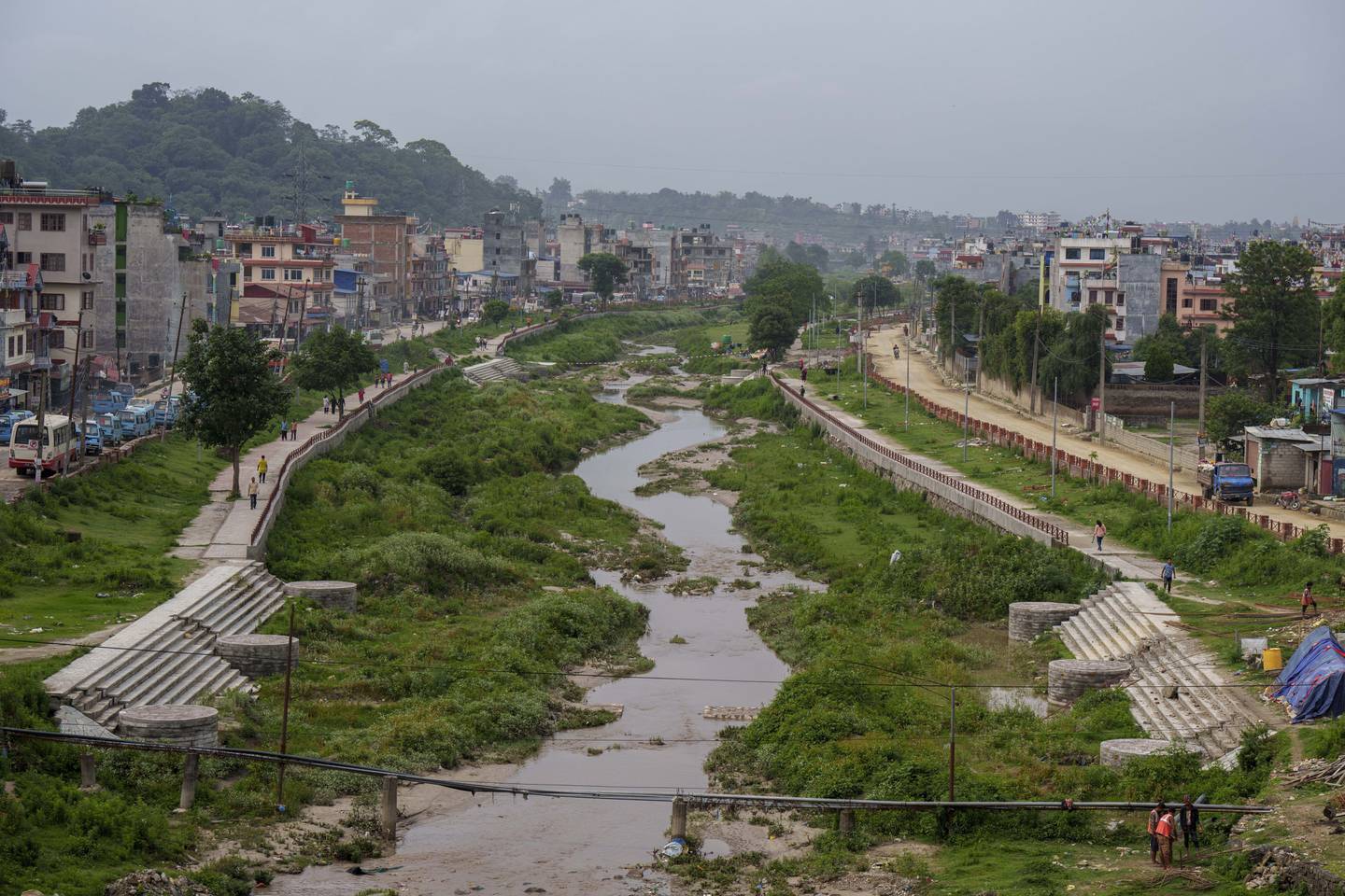 Tilgrodd og forurenset. Ekspertene er uenige om Bagmatielva lar seg rense. Foto: Niranjan Shrestha, AP/NTB