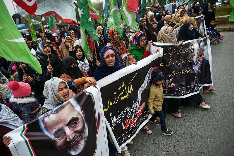 Shiite Muslims hold banners and shout slogans during a protest against the US strike that killed Iranian commander Qasem Soleimani in Iraq, in Islamabad on January 5, 2020. - A US drone strike killed top Iranian commander Qasem Soleimani at Baghdad's international airport on January 3, dramatically heightening regional tensions and prompting arch enemy Tehran to vow "revenge". (Photo by Farooq NAEEM / AFP)