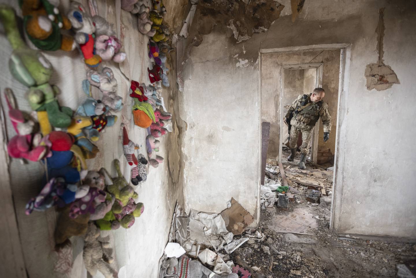 Et forlatt hus ved frontlinjen øst i Ukraina. Foto: Andrij Dubtsjak / AP / NTB