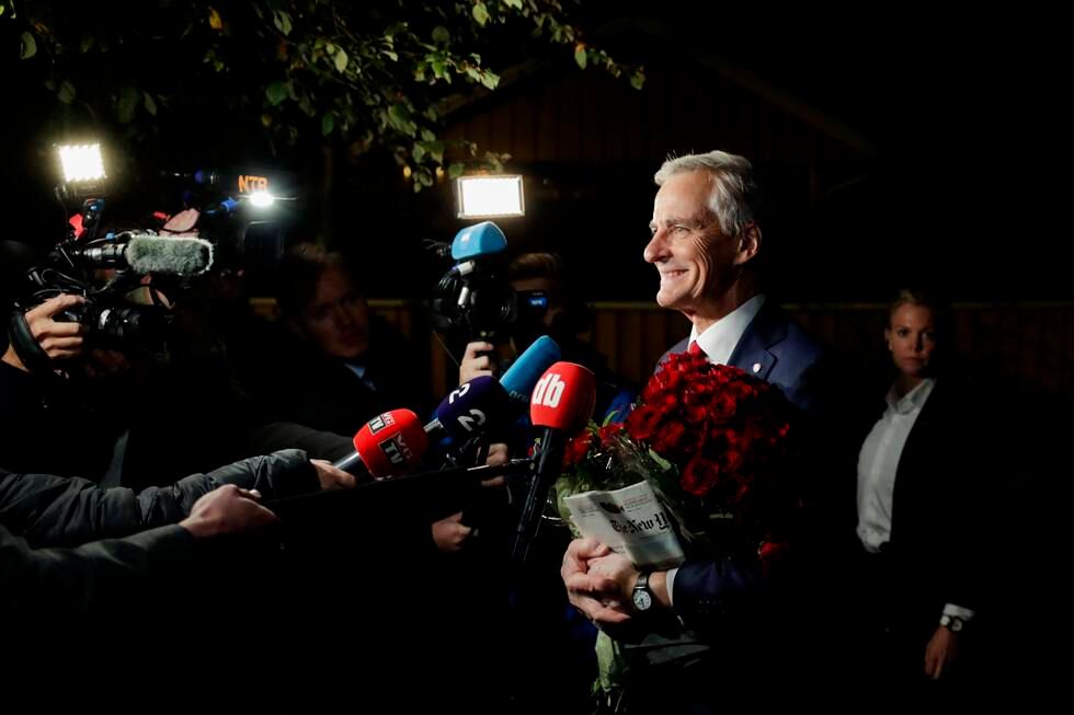 Bildet viser en smilende og fornøyd Jonas Gahr Støre som møtte pressen da han kom hjem natt til tirsdag. Foto: Javad Parsa / NTB