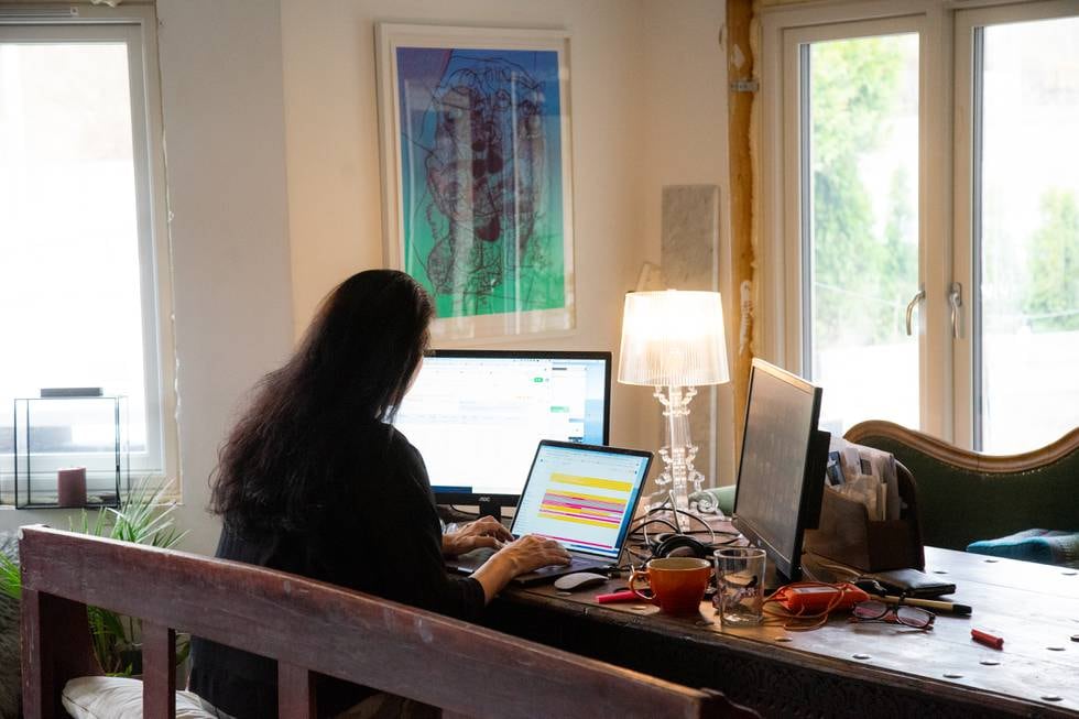 Bildet viser en person som sitter foran datamaskinen på hjemmekontor. Foto: Thomas Brun / NTB