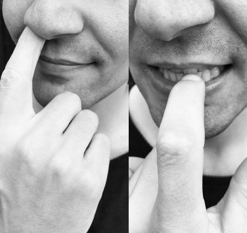 Bildet viser noen som biter negler og piller i nesen.