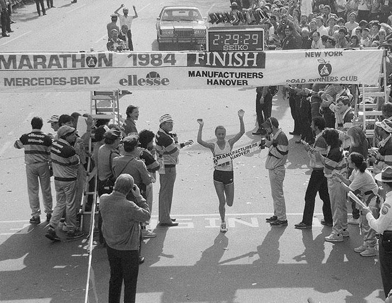 Bildet viser Grete Waitz da hun løp i mål i New York Marathon i 1984. Hun vant løpet hele ni ganger. 