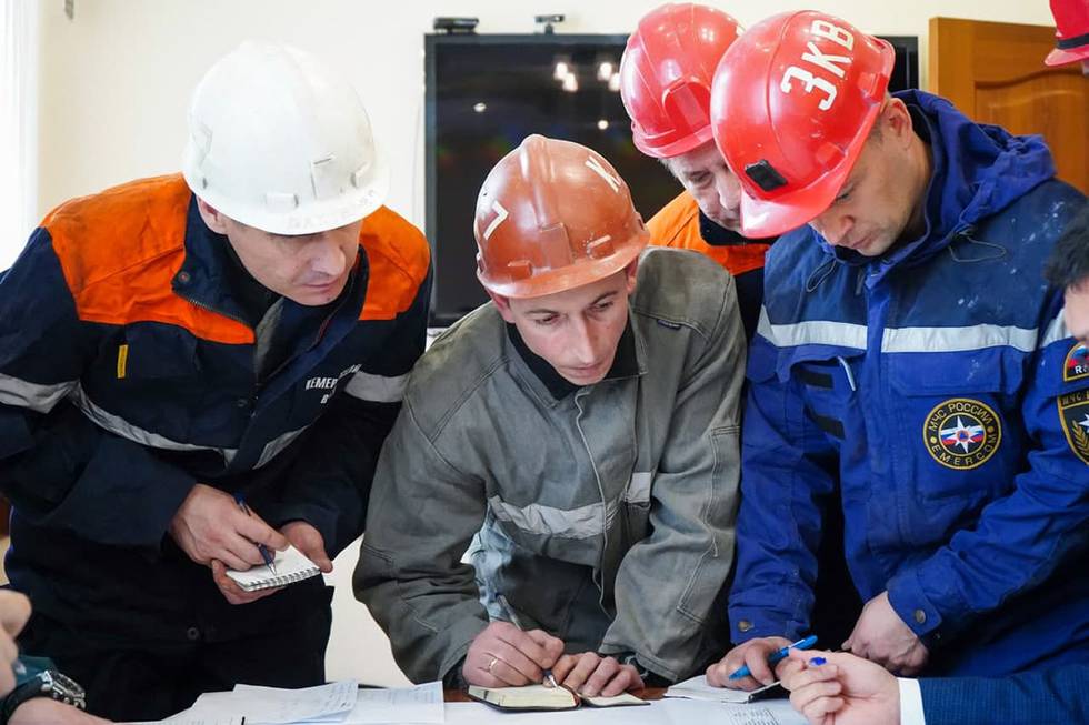 Redningsarbeidere ved Listvjazjnaja-kullgruva planlegger sitt videre arbeid. Foto: Governor of Kemerovo region press office photo / AP / NTB