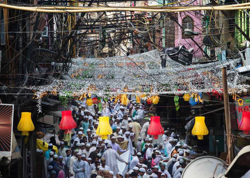Bildet viser mange muslimer som har samlet seg for å be utendørs i India.