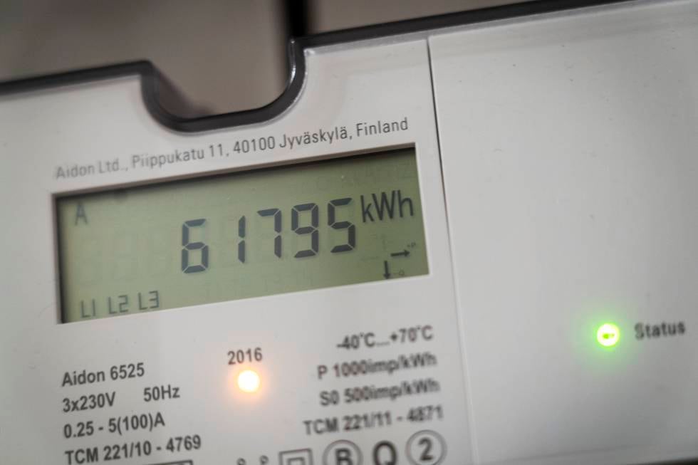Bildet er av en strømmåler. Den er grå, og har en skjerm som viser hvor mye strøm som er brukt. Foto: Erik Johansen / NTB
