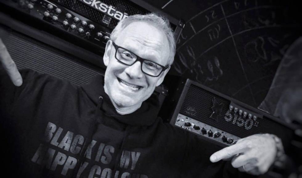 STEMNING: Olav Viksmo-Slettan er en av programlederne i NRK-programmet «Reiseradioen». Det har han holdt på med i 21 år.