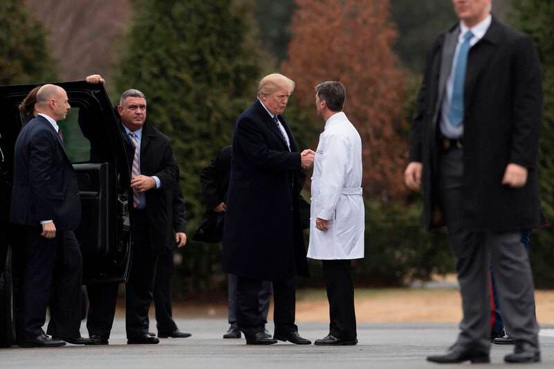 HELSE: Trump hilser på Ronny Jackson. Han er lege i Det hvite hus. Trump har gjennomført sin årlige helsesjekk.  
