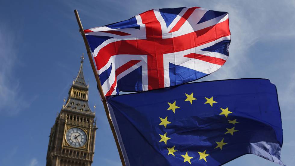 Bildet viser EUs flagg sammen med det britiske flagget. Klokka Big Ben ses i bakgrunnen.