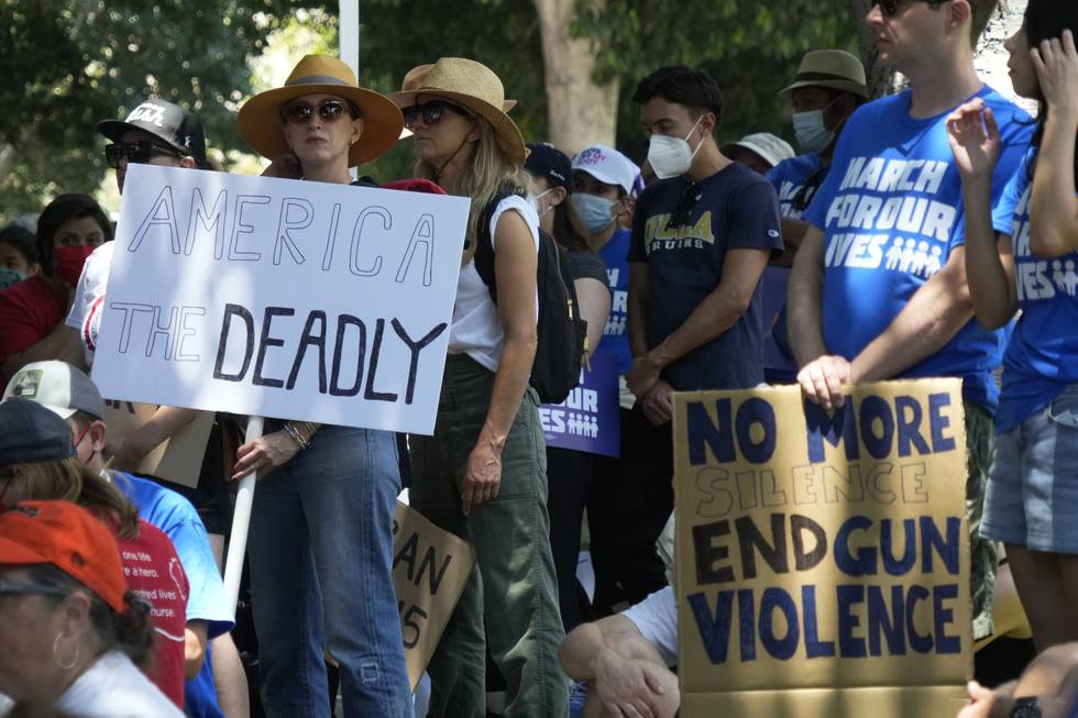 Demonstranter som vil ha strengere våpenlover, demonstrerer utenfor rådhuset i Los Angeles. Foto: Keith Birmingham/The Orange County Register via AP/NTB