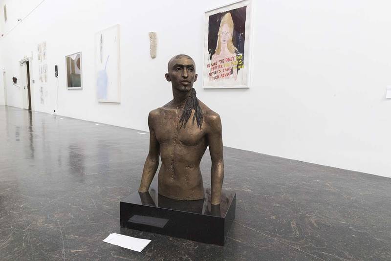 Bildet viser skulpturen «Ahmed» laget av Marit Krogh. Det er en byste av en mann.