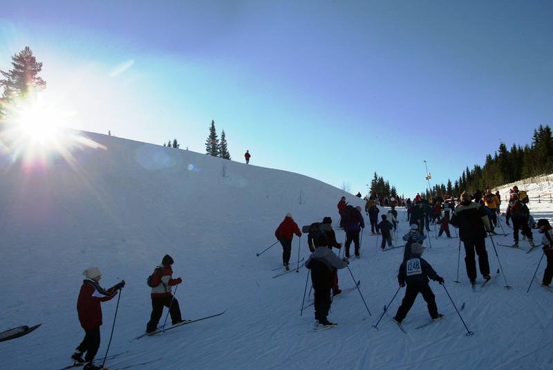 Bildet viser barn som går på ski.