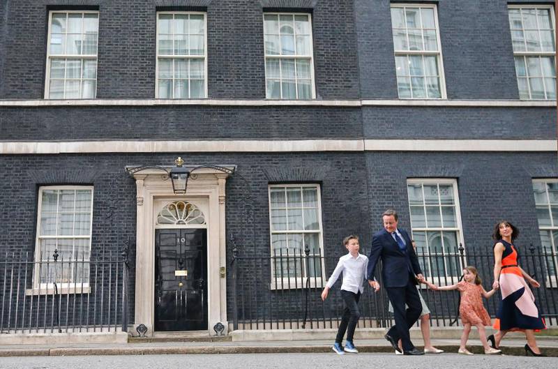 Bildet viser David Cameron og familien. De forlater statsministerboligen i London for siste gang.