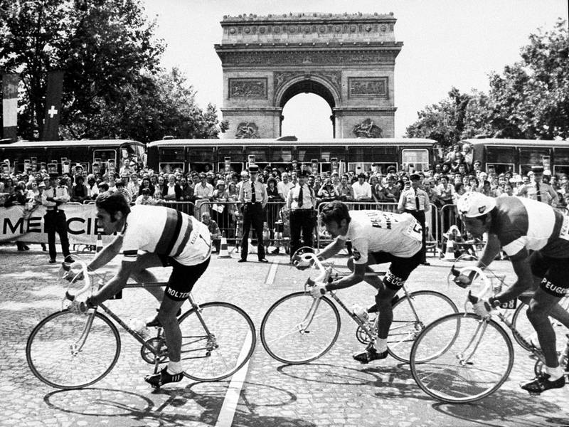 Bildet viser ryttere foran Triumfbuen i 1975.