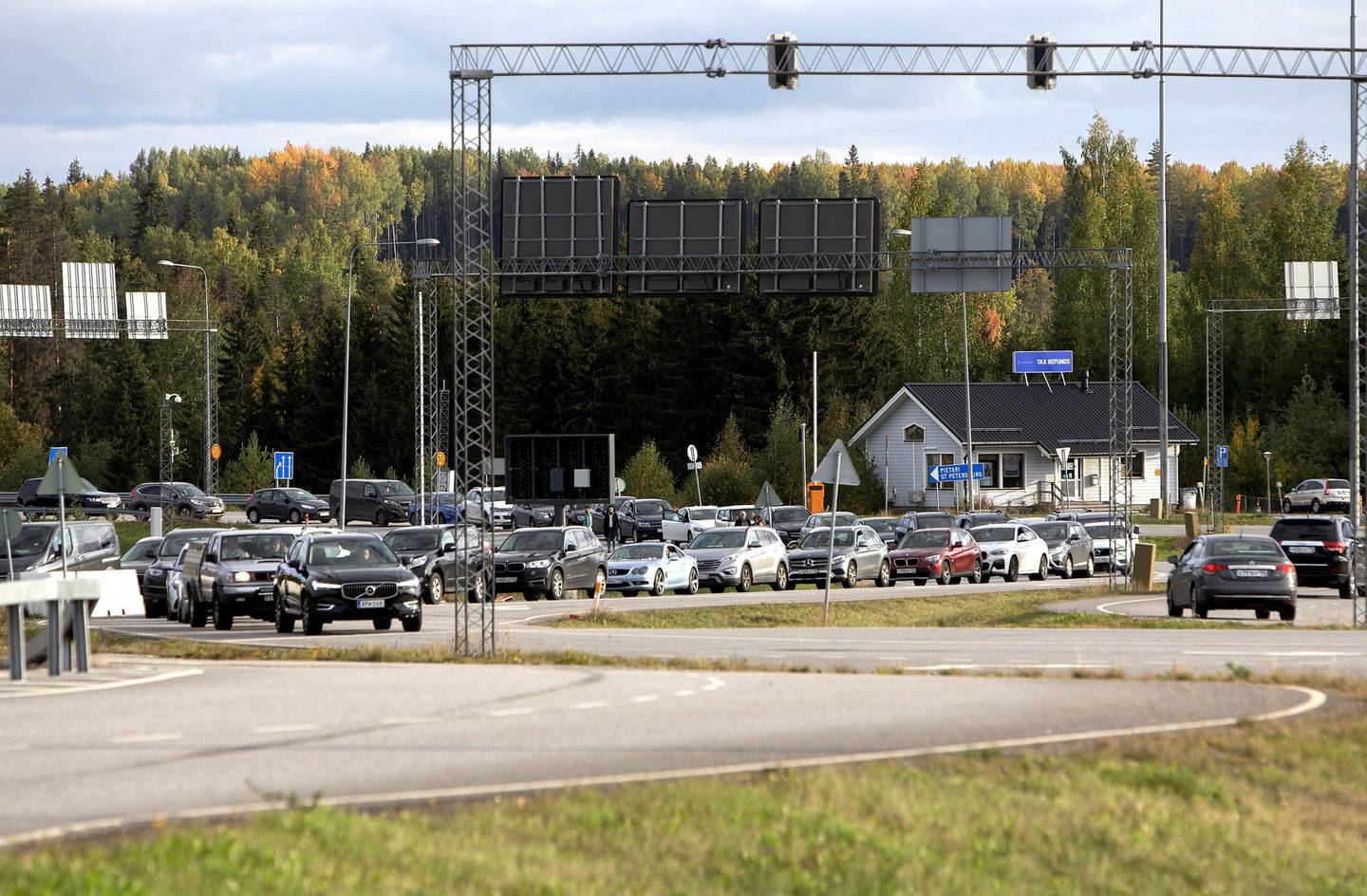 Lange køer med biler på grensa til Finland.