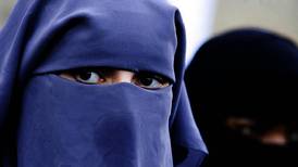 Professor forbyr niqab på forelesning