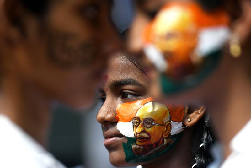 Bildet viser en person med et bilde av Gandhi malt i ansiktet.