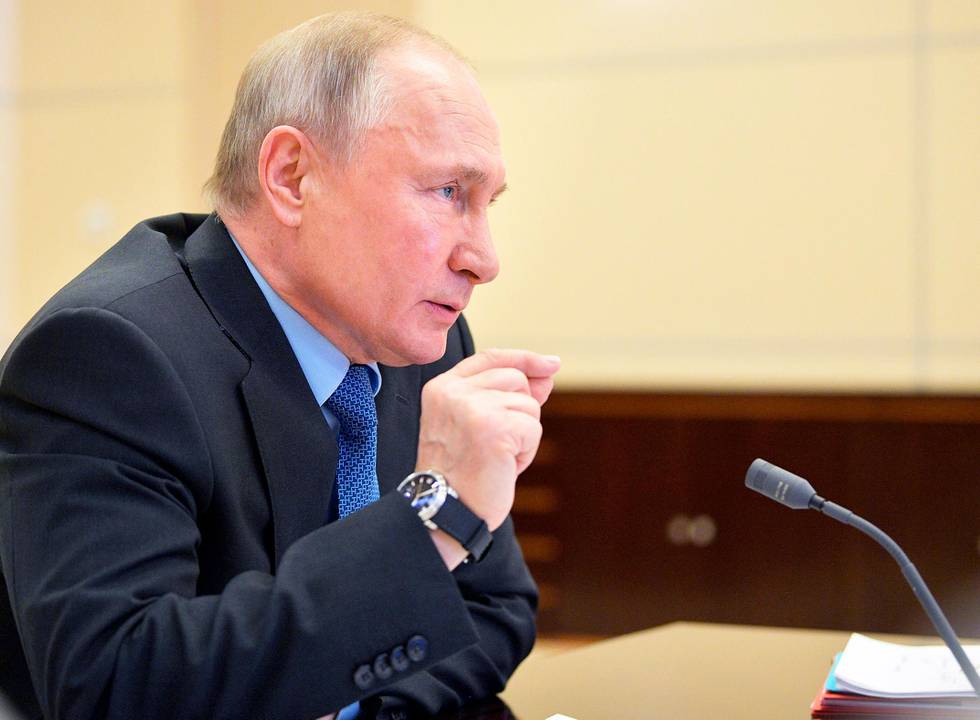 Bildet er av Vladimir Putin ved et skrivebord. Han er president i Russland.