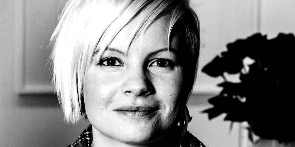 Bildet viser forfatteren Máret Ánne Sara. Hun skriver om skumle gjenferd på samisk. 
