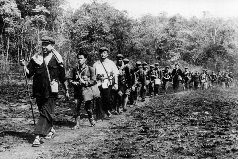 Bilder viser Pol Pot og flere fra Røde Khmer. De går gjennom jungelen.