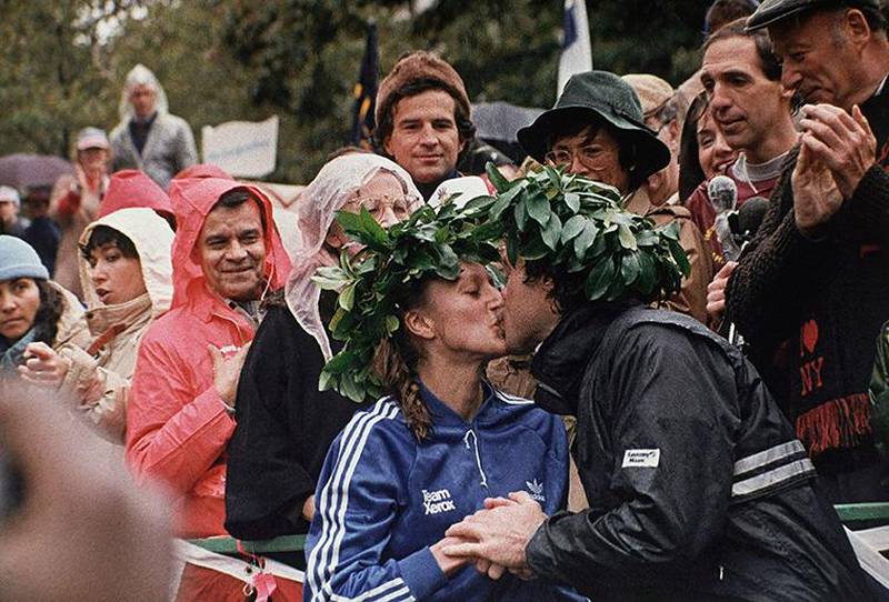 Bildet viser norske Grete Waitz som kysser Rod Dixon. De to vant New York maraton i 1983.